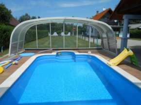 modernes Ferienhaus mit schönem überdachtem Pool